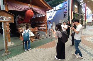 弊社社員と一緒に別府市内でフィールドワークをしている様子