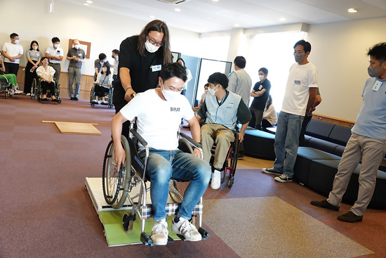 研修中の社員が車いすを体験している様子