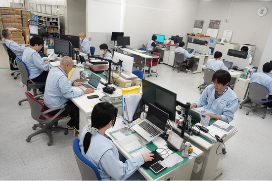 生産企画課でデスクワークをしている様子