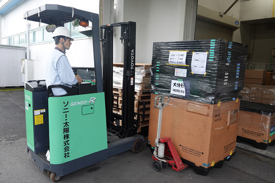リフトカーで荷物を工場へ搬入している様子