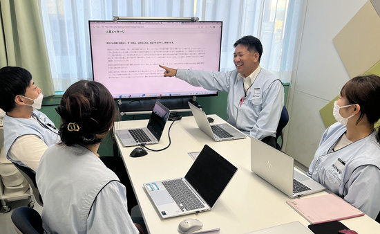 4名の人事課メンバーが会議を行っている様子