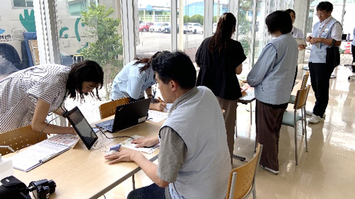 食堂でベジタブルチェックを受けている社員