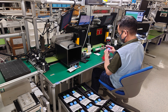 MESHの製造を行っている社員の様子