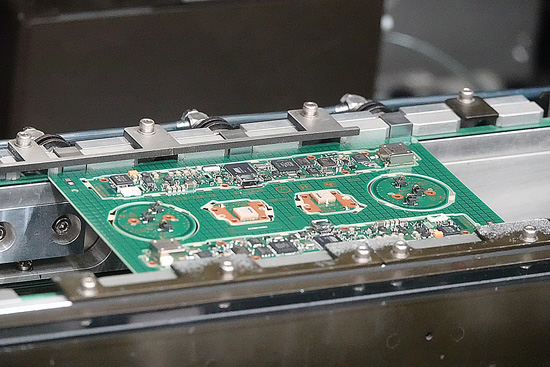設備を流れている基盤の様子