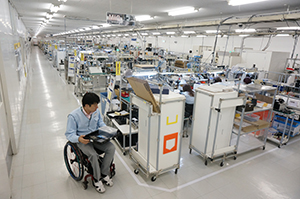 車いすユーザーが就労している工場内の様子