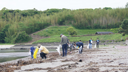 社員が海岸で清掃活動を行っている様子
