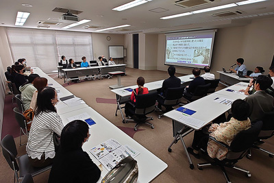 当社のホールで講演を行っている社員