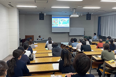学校の教室で人権講演を行ってい車いすユーザーの社員