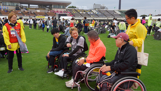 車いすマラソン大会を終えて談笑する社員たち