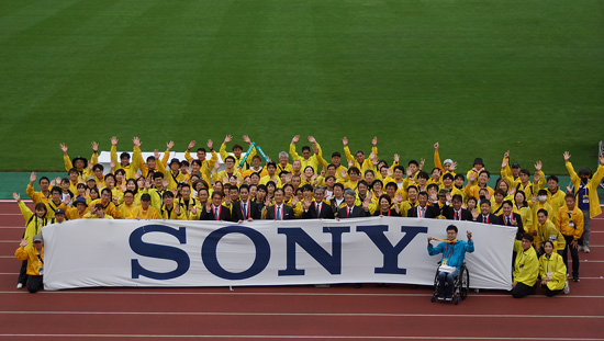 車いすマラソン大会にボランティアとして参加したソニーグループ社員の集合写真