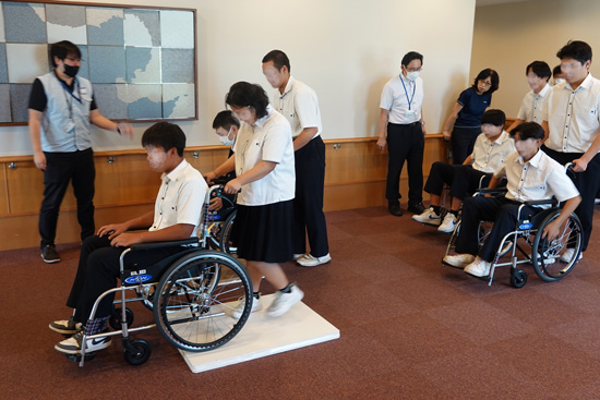 高校生が車いす体験をしている様子