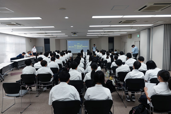 社内ホールで高校生が講習を受けている様子